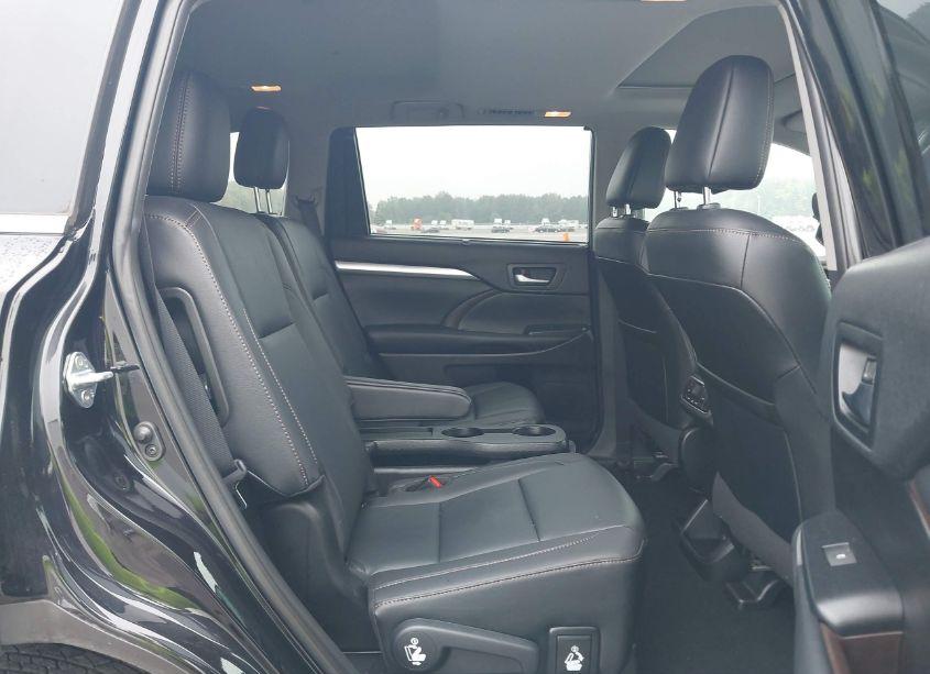 Photo 8 of 2019 Toyota Highlander XLE (VIN 5TDJZRFH8KS592792)