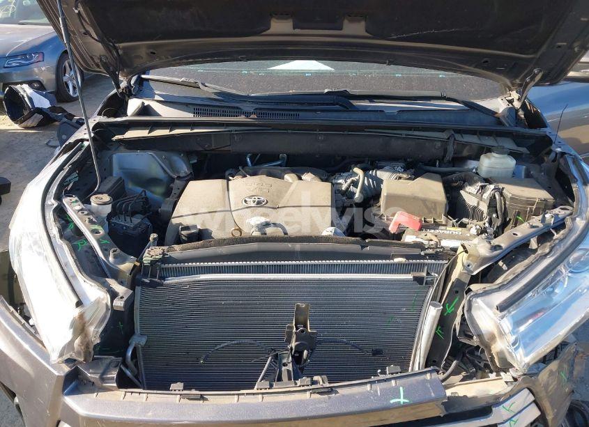 Photo 10 of 2019 Toyota Highlander XLE (VIN 5TDJZRFH8KS921815)