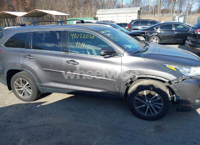 Photo 13 of 2019 Toyota Highlander XLE (VIN 5TDJZRFH8KS921815)