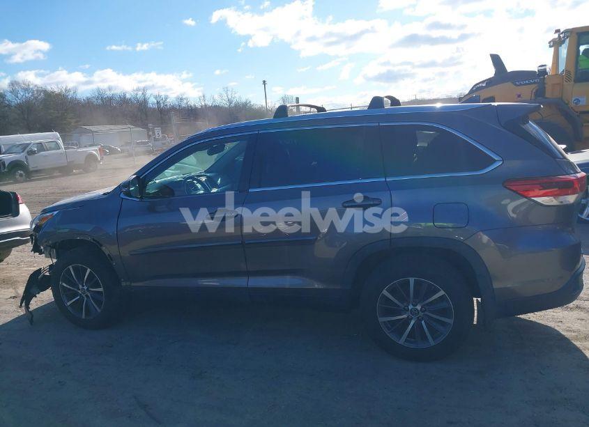 Photo 14 of 2019 Toyota Highlander XLE (VIN 5TDJZRFH8KS921815)