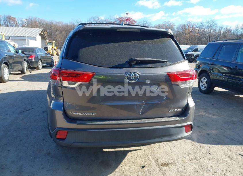 Photo 16 of 2019 Toyota Highlander XLE (VIN 5TDJZRFH8KS921815)