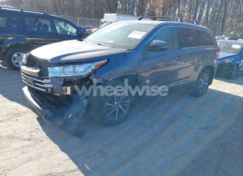 Photo 2 of 2019 Toyota Highlander XLE (VIN 5TDJZRFH8KS921815)