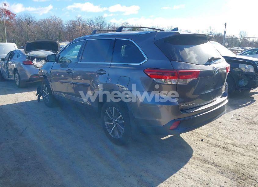Photo 3 of 2019 Toyota Highlander XLE (VIN 5TDJZRFH8KS921815)