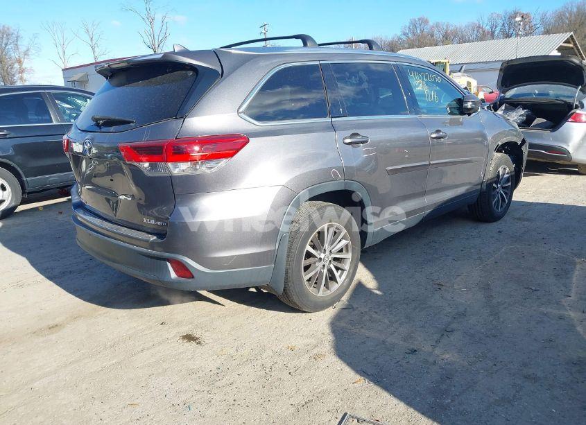 Photo 4 of 2019 Toyota Highlander XLE (VIN 5TDJZRFH8KS921815)