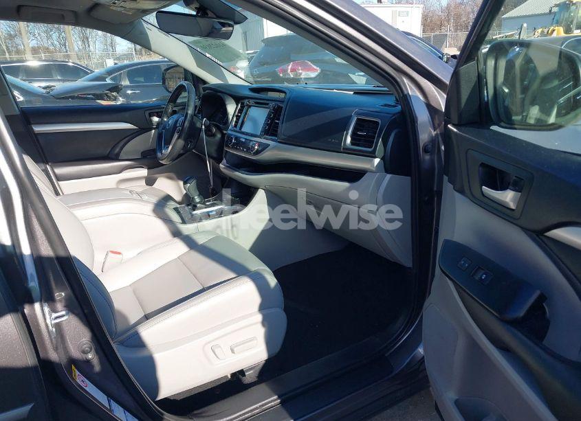 Photo 5 of 2019 Toyota Highlander XLE (VIN 5TDJZRFH8KS921815)