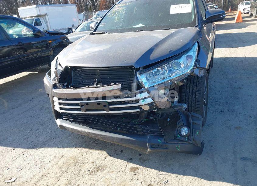 Photo 6 of 2019 Toyota Highlander XLE (VIN 5TDJZRFH8KS921815)
