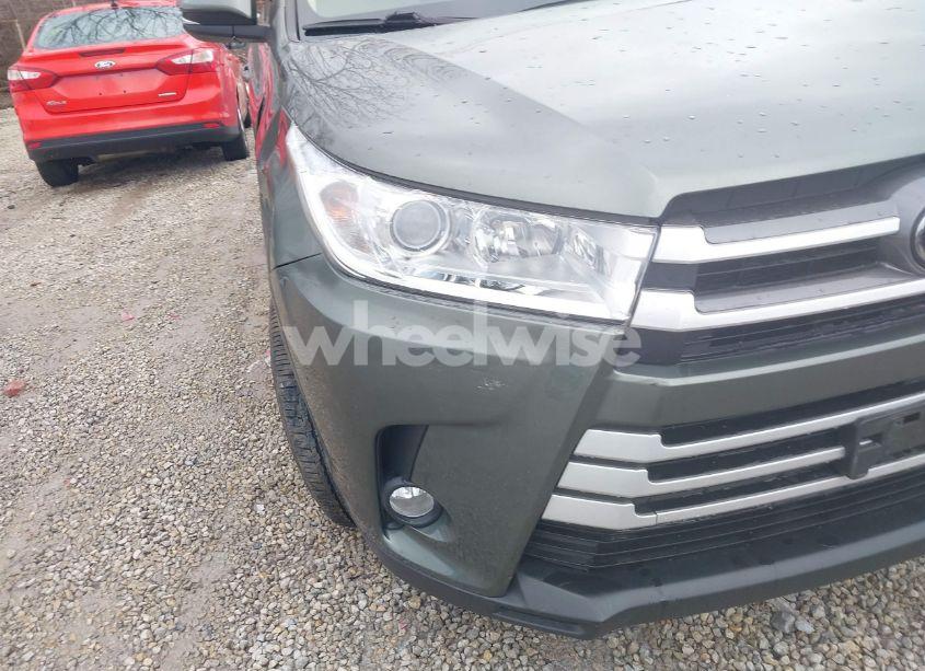 Photo 17 of 2019 Toyota Highlander XLE (VIN 5TDJZRFH8KS928232)