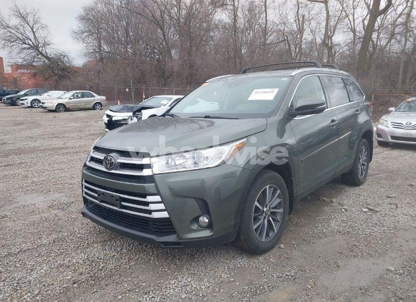 Photo 2 of 2019 Toyota Highlander XLE (VIN 5TDJZRFH8KS928232)