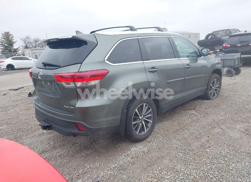 Photo 4 of 2019 Toyota Highlander XLE (VIN 5TDJZRFH8KS928232)
