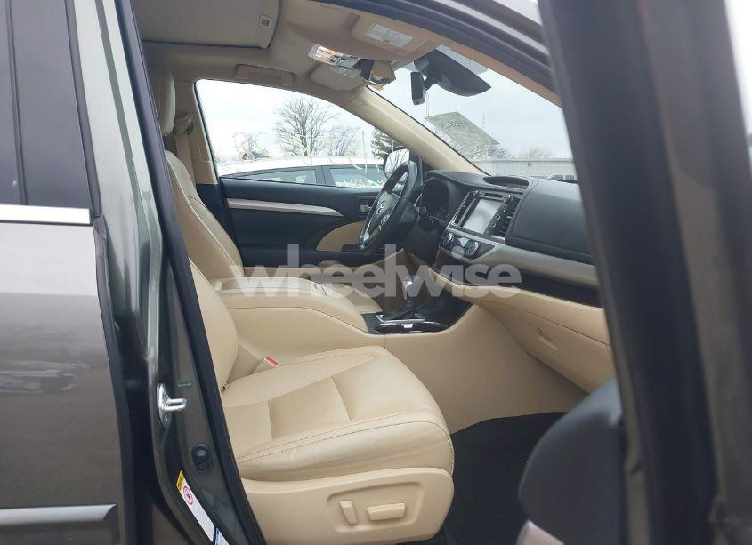 Photo 5 of 2019 Toyota Highlander XLE (VIN 5TDJZRFH8KS928232)