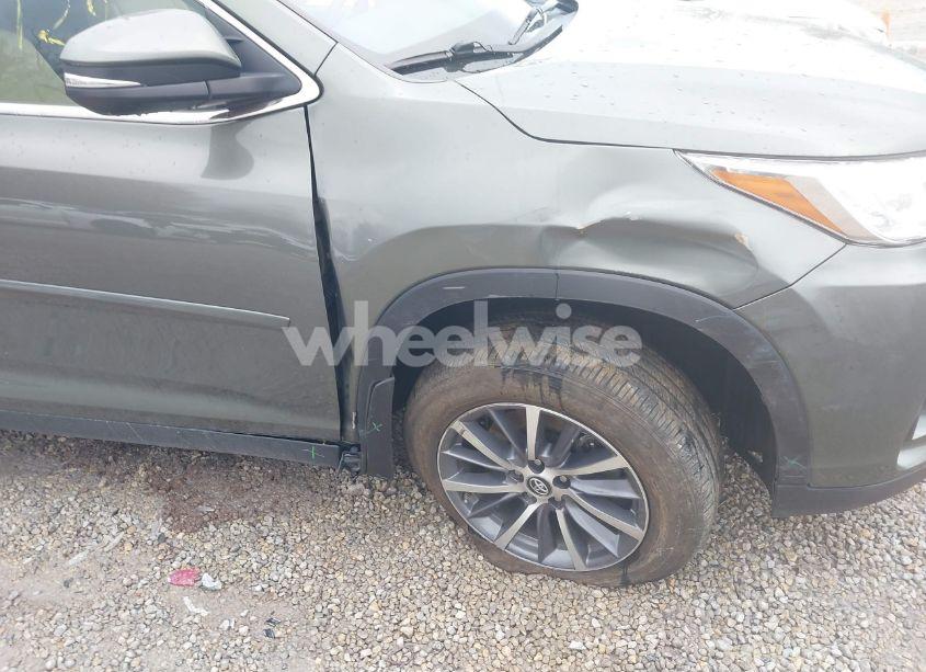 Photo 6 of 2019 Toyota Highlander XLE (VIN 5TDJZRFH8KS928232)