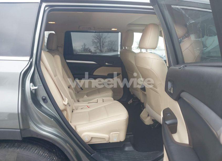 Photo 8 of 2019 Toyota Highlander XLE (VIN 5TDJZRFH8KS928232)