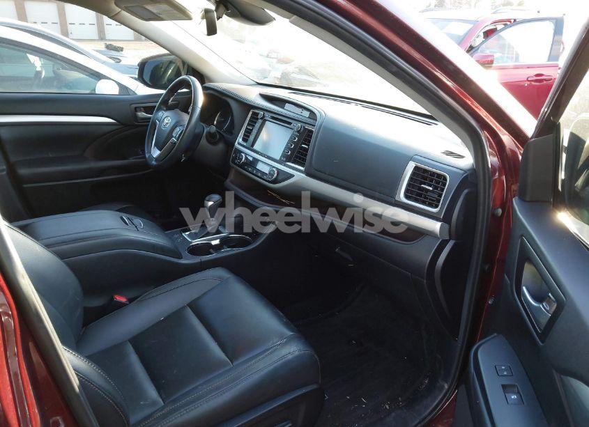 Photo 5 of 2019 Toyota Highlander XLE (VIN 5TDJZRFH8KS928280)