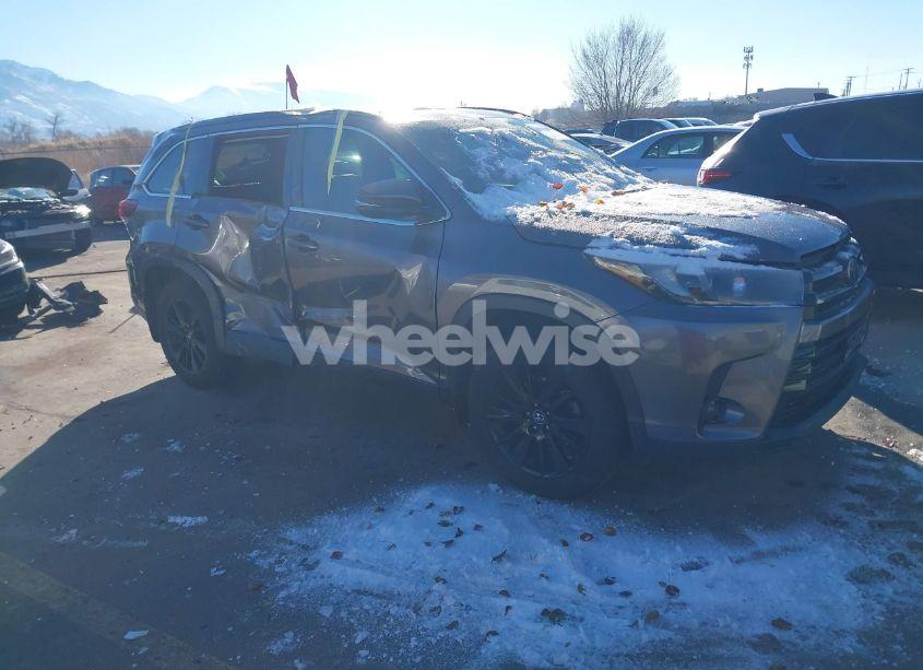 2019 Toyota Highlander SE (VIN 5TDJZRFH8KS932362) main photo