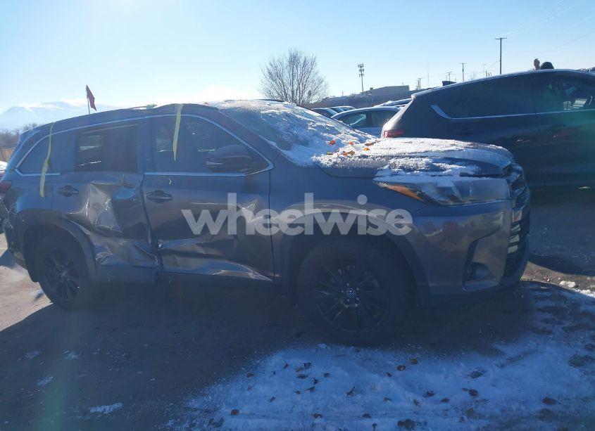 Photo 13 of 2019 Toyota Highlander SE (VIN 5TDJZRFH8KS932362)