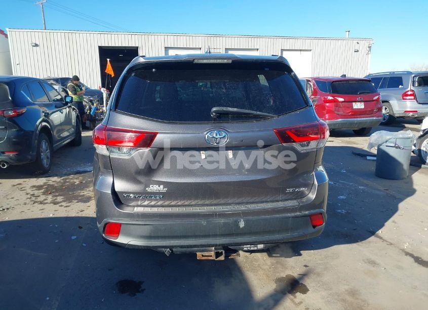 Photo 16 of 2019 Toyota Highlander SE (VIN 5TDJZRFH8KS932362)