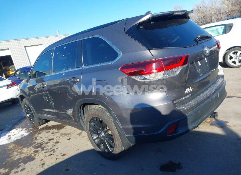 Photo 3 of 2019 Toyota Highlander SE (VIN 5TDJZRFH8KS932362)