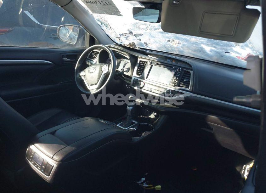Photo 5 of 2019 Toyota Highlander SE (VIN 5TDJZRFH8KS932362)