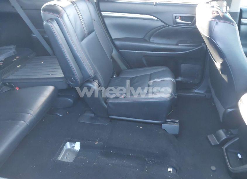 Photo 8 of 2019 Toyota Highlander SE (VIN 5TDJZRFH8KS932362)