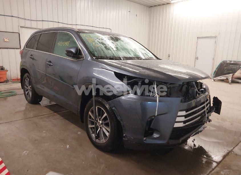 2019 Toyota Highlander XLE (VIN 5TDJZRFH8KS939960) main photo