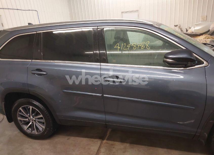 Photo 14 of 2019 Toyota Highlander XLE (VIN 5TDJZRFH8KS939960)