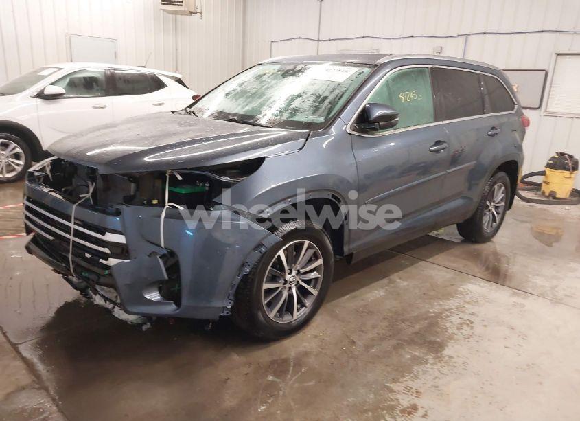 Photo 2 of 2019 Toyota Highlander XLE (VIN 5TDJZRFH8KS939960)