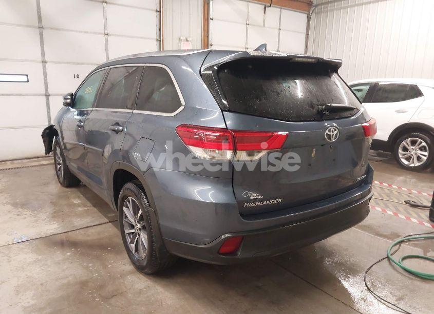 Photo 3 of 2019 Toyota Highlander XLE (VIN 5TDJZRFH8KS939960)