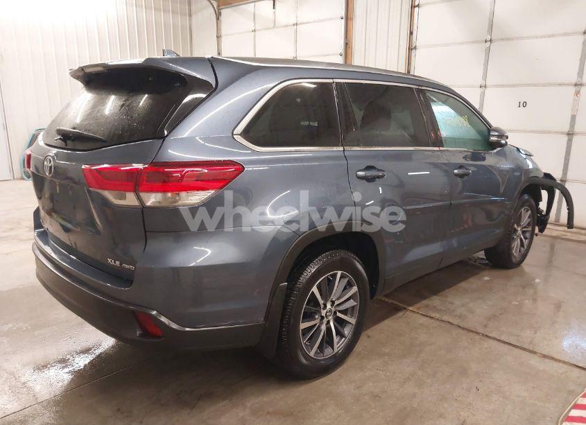 Photo 4 of 2019 Toyota Highlander XLE (VIN 5TDJZRFH8KS939960)