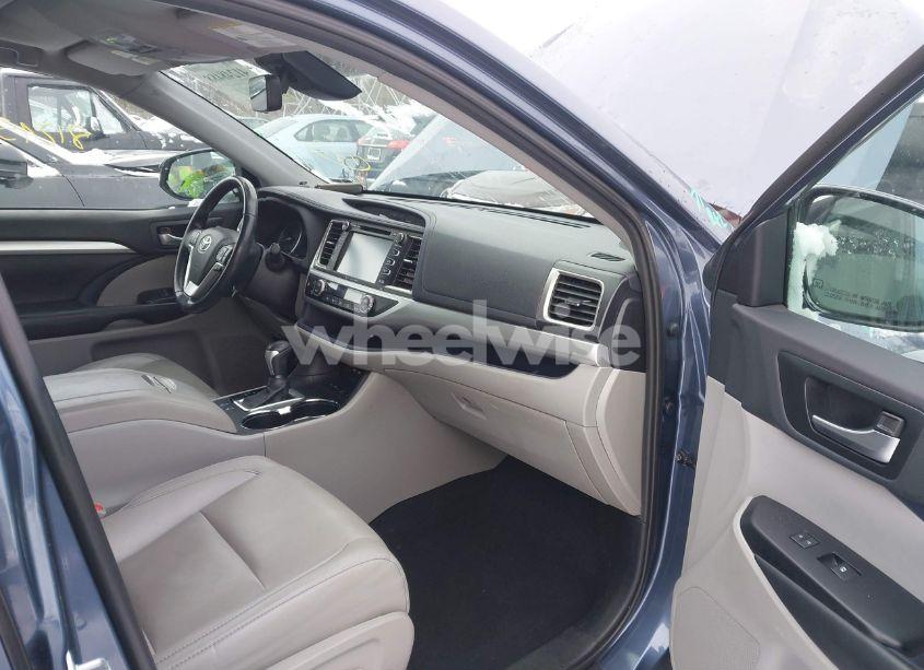 Photo 5 of 2019 Toyota Highlander XLE (VIN 5TDJZRFH8KS939960)