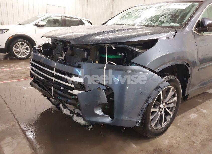 Photo 6 of 2019 Toyota Highlander XLE (VIN 5TDJZRFH8KS939960)