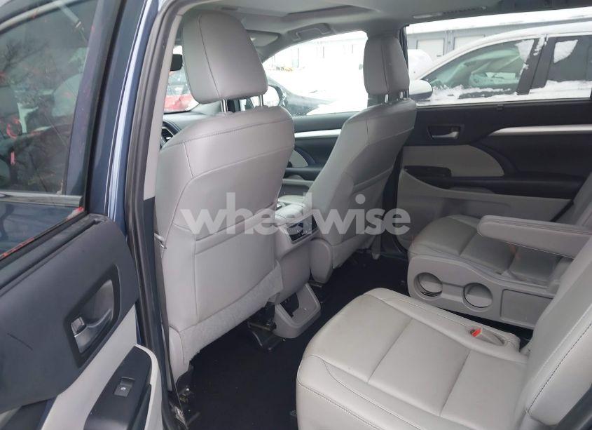 Photo 8 of 2019 Toyota Highlander XLE (VIN 5TDJZRFH8KS939960)