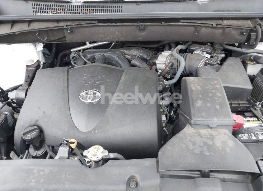 Photo 10 of 2019 Toyota Highlander XLE (VIN 5TDJZRFH8KS954748)