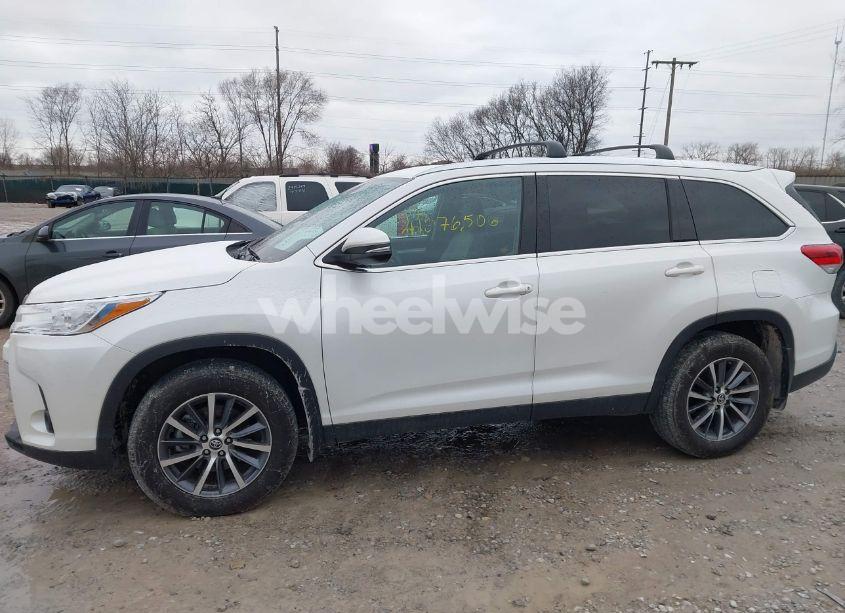 Photo 14 of 2019 Toyota Highlander XLE (VIN 5TDJZRFH8KS954748)