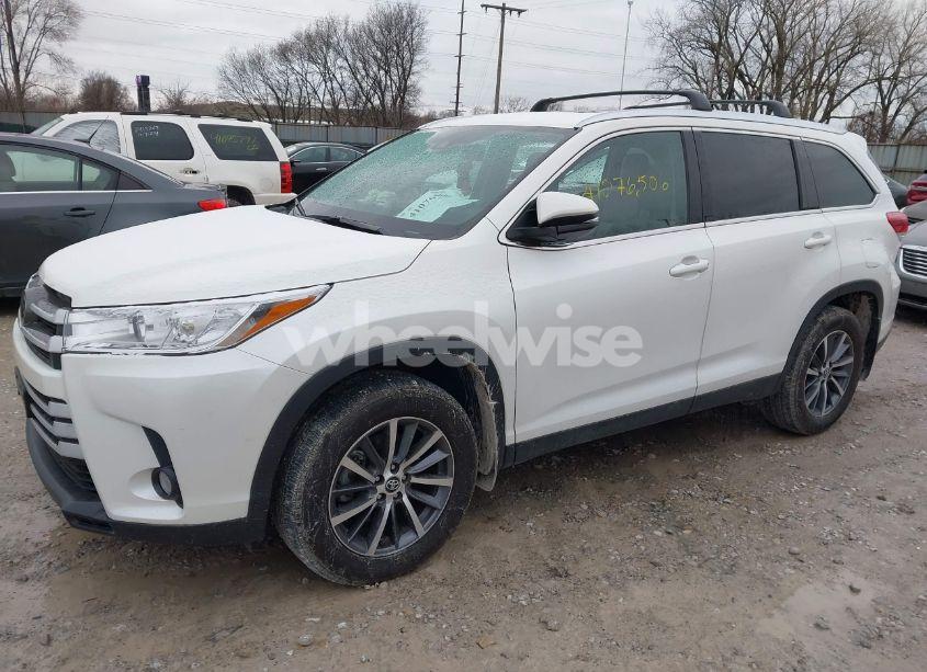Photo 2 of 2019 Toyota Highlander XLE (VIN 5TDJZRFH8KS954748)