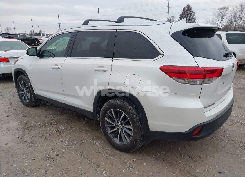 Photo 3 of 2019 Toyota Highlander XLE (VIN 5TDJZRFH8KS954748)