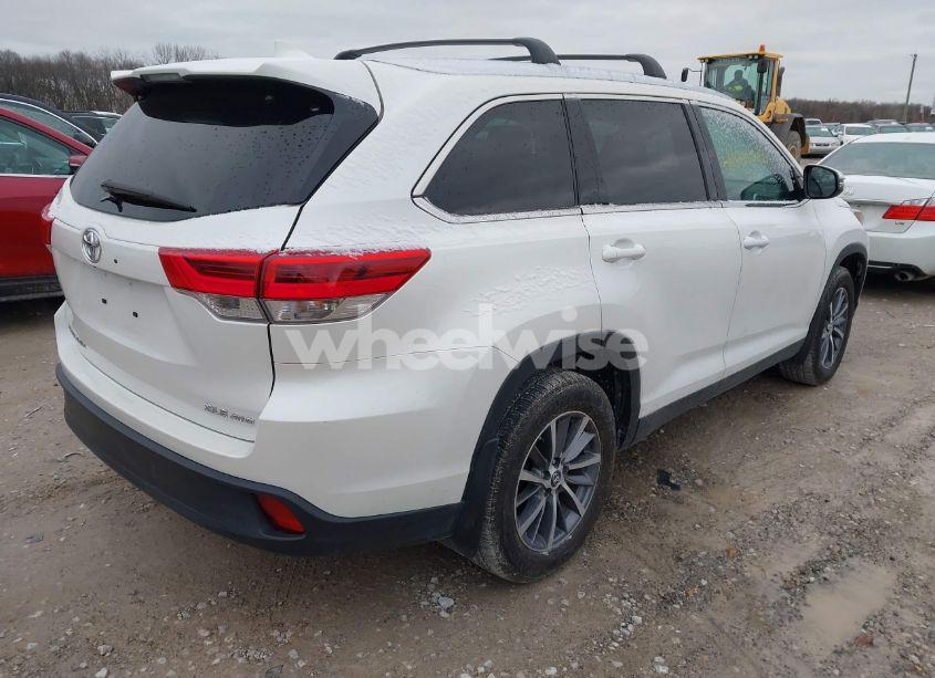 Photo 4 of 2019 Toyota Highlander XLE (VIN 5TDJZRFH8KS954748)