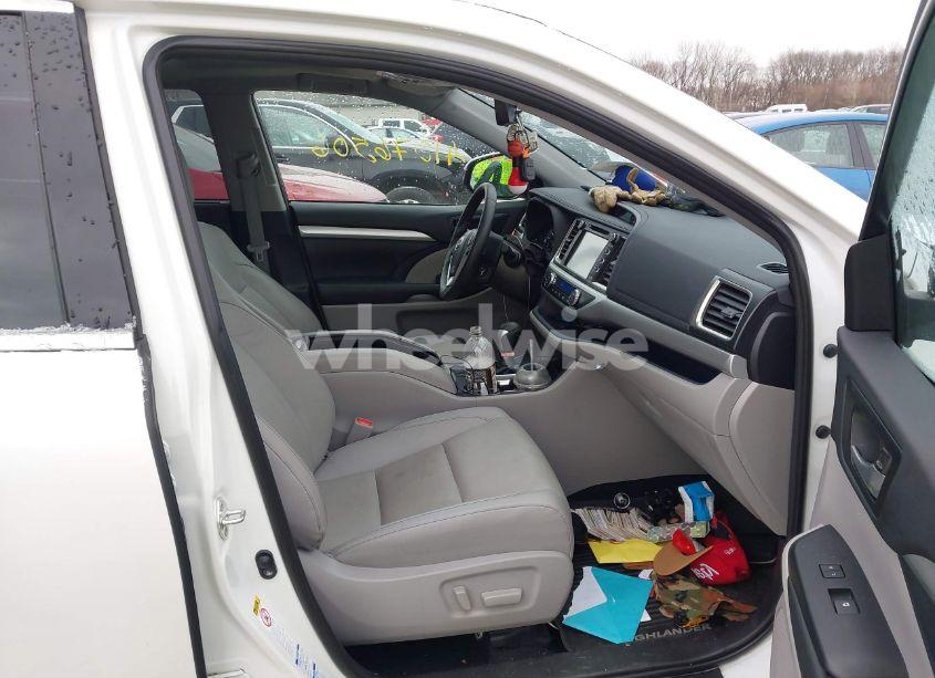 Photo 5 of 2019 Toyota Highlander XLE (VIN 5TDJZRFH8KS954748)