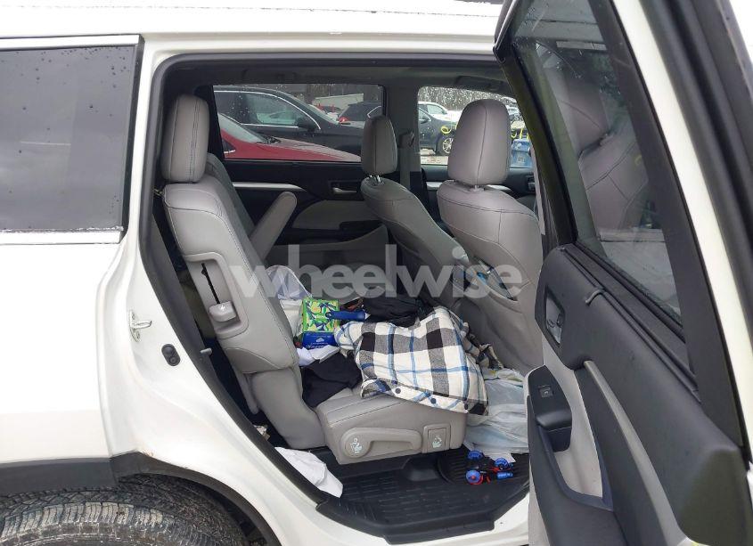 Photo 8 of 2019 Toyota Highlander XLE (VIN 5TDJZRFH8KS954748)