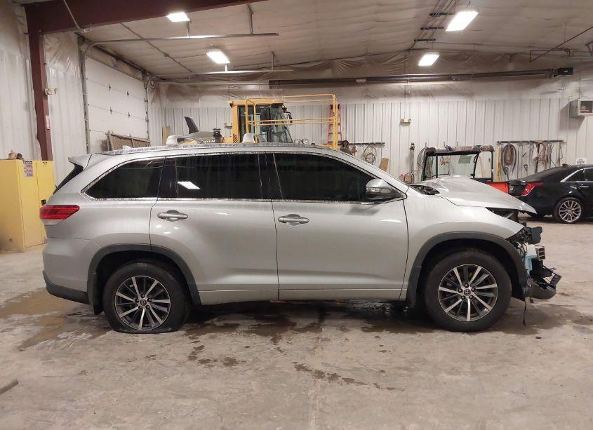 Photo 13 of 2017 Toyota Highlander XLE (VIN 5TDJZRFH9HS374210)