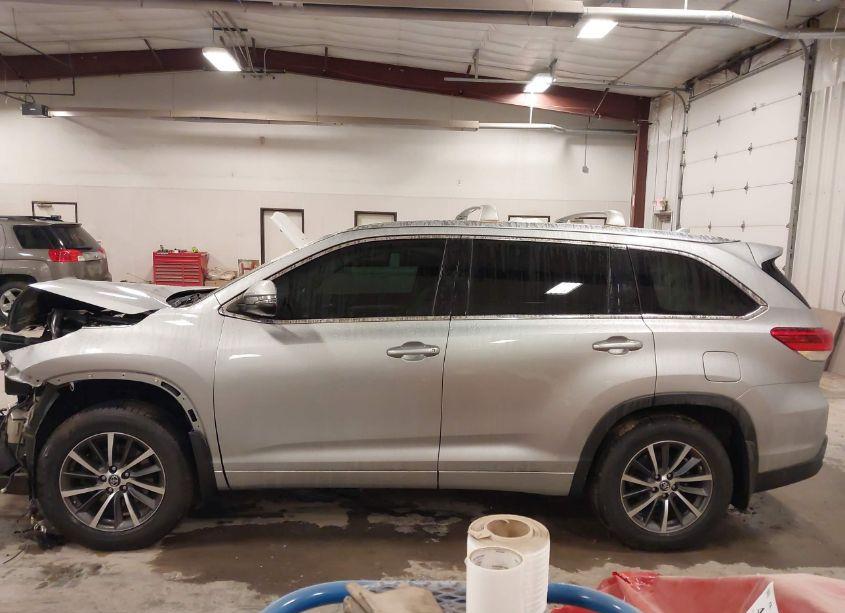 Photo 14 of 2017 Toyota Highlander XLE (VIN 5TDJZRFH9HS374210)