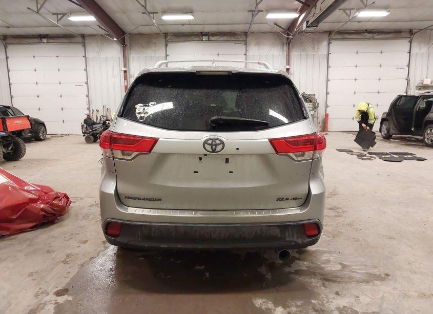 Photo 16 of 2017 Toyota Highlander XLE (VIN 5TDJZRFH9HS374210)