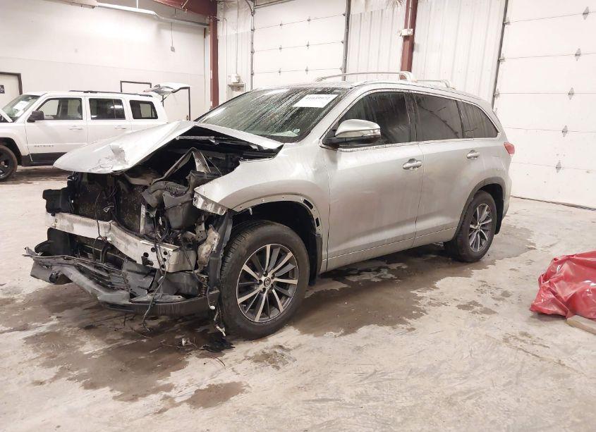 Photo 2 of 2017 Toyota Highlander XLE (VIN 5TDJZRFH9HS374210)