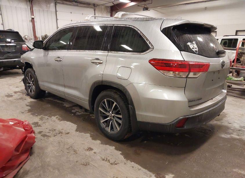 Photo 3 of 2017 Toyota Highlander XLE (VIN 5TDJZRFH9HS374210)
