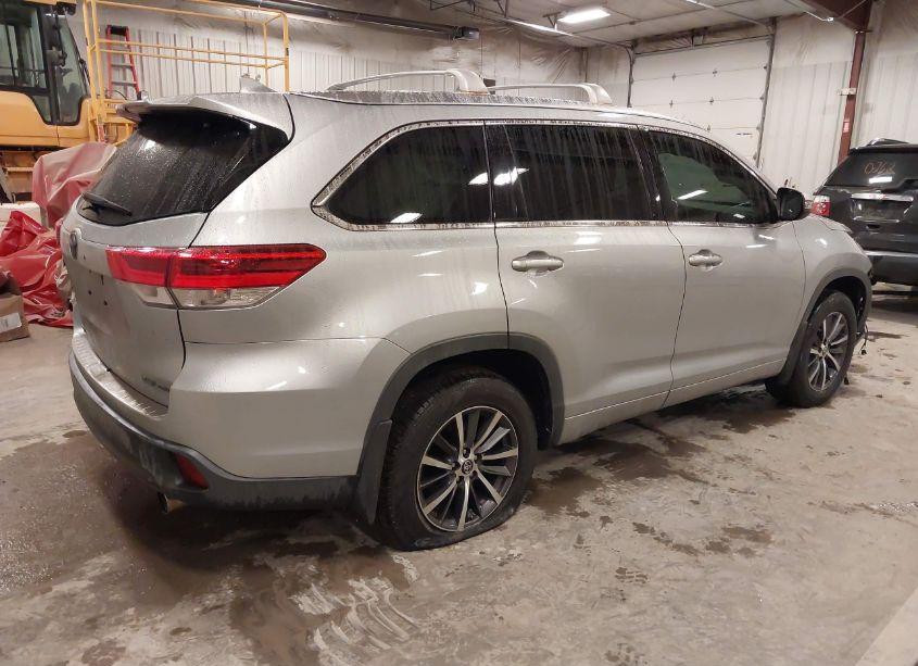 Photo 4 of 2017 Toyota Highlander XLE (VIN 5TDJZRFH9HS374210)