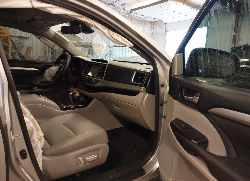 Photo 5 of 2017 Toyota Highlander XLE (VIN 5TDJZRFH9HS374210)