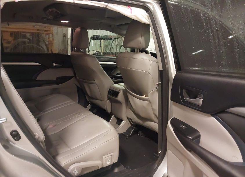 Photo 8 of 2017 Toyota Highlander XLE (VIN 5TDJZRFH9HS374210)