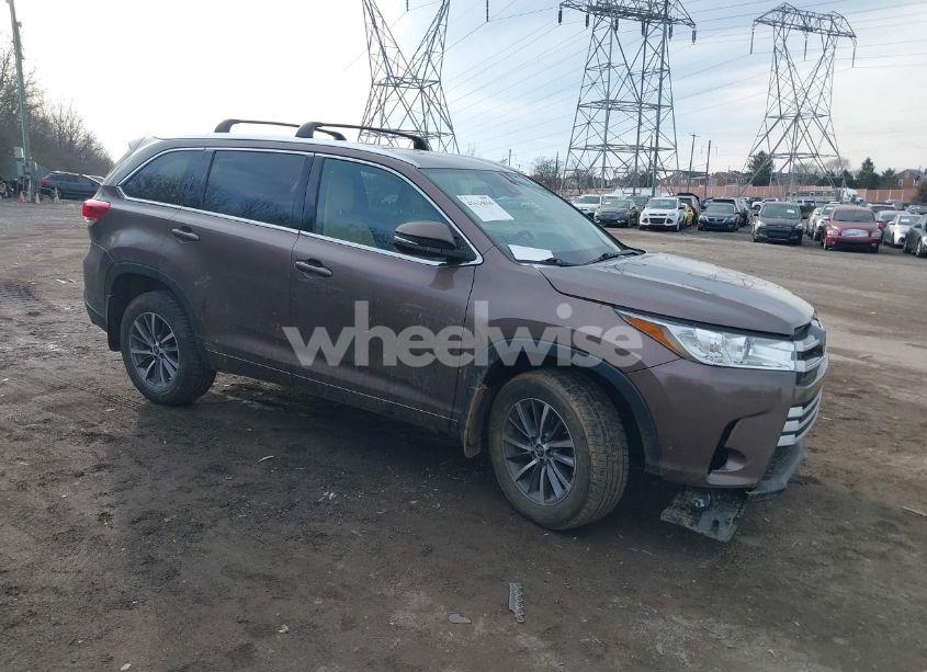2017 Toyota Highlander XLE (VIN 5TDJZRFH9HS381111) main photo