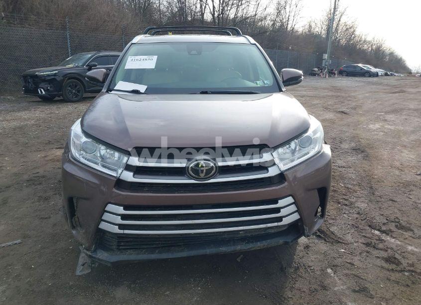 Photo 13 of 2017 Toyota Highlander XLE (VIN 5TDJZRFH9HS381111)