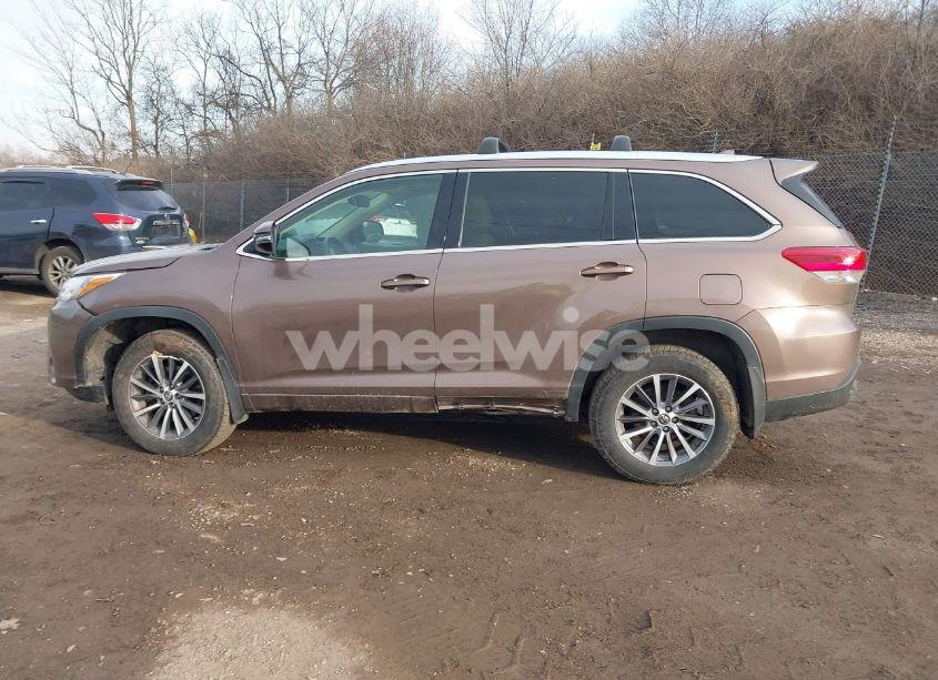 Photo 15 of 2017 Toyota Highlander XLE (VIN 5TDJZRFH9HS381111)