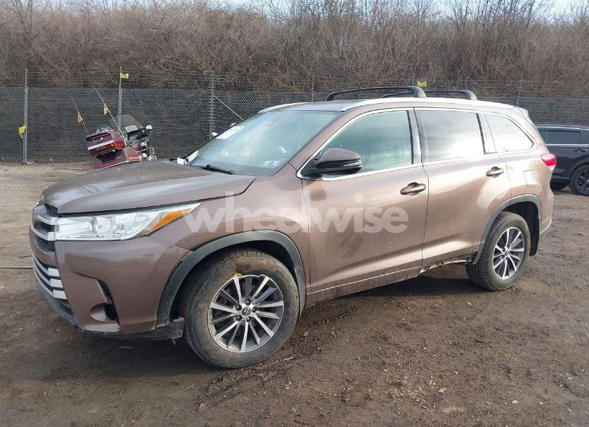 Photo 2 of 2017 Toyota Highlander XLE (VIN 5TDJZRFH9HS381111)